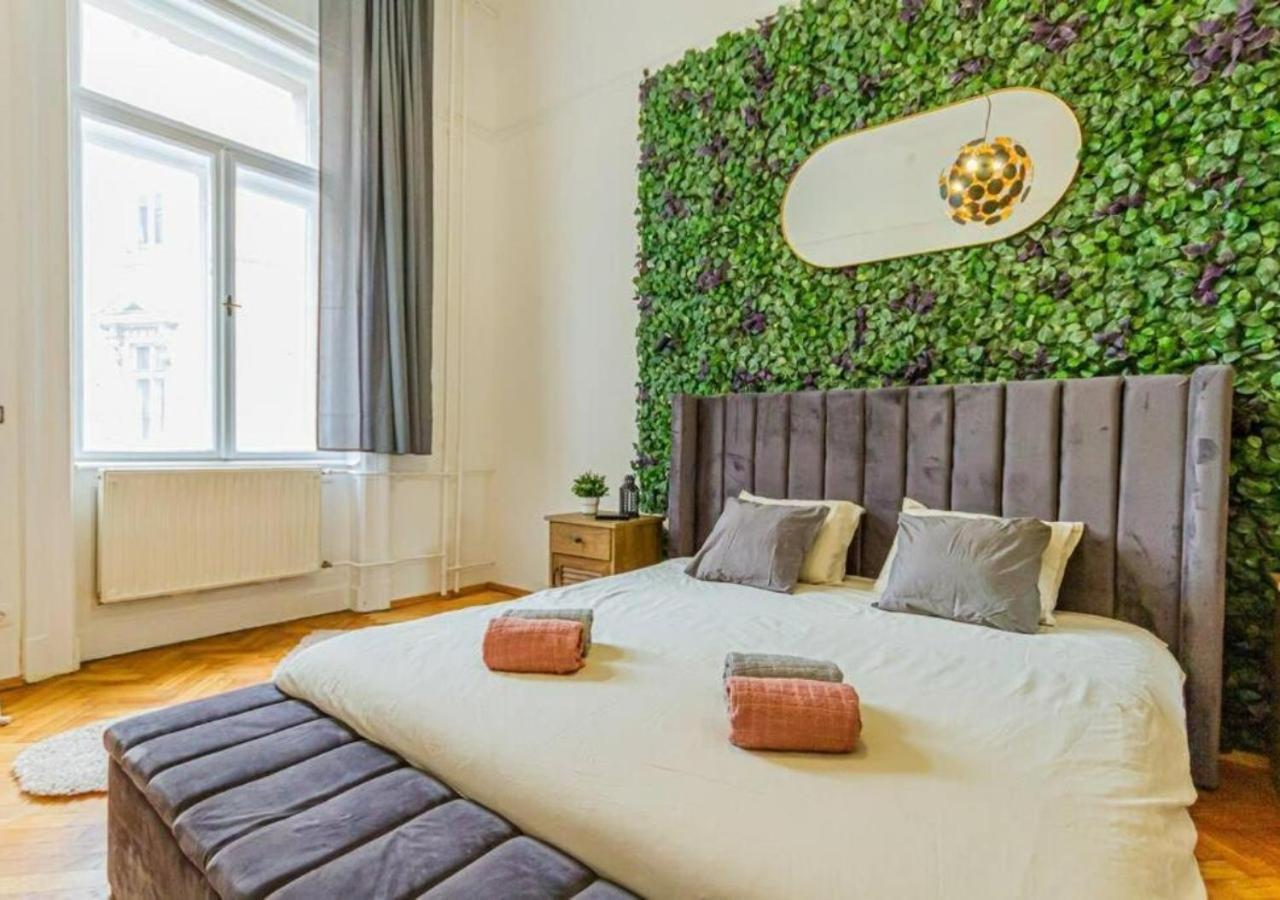 Luxury Apartment By The Famous Vaci Street Budapest Exterior foto